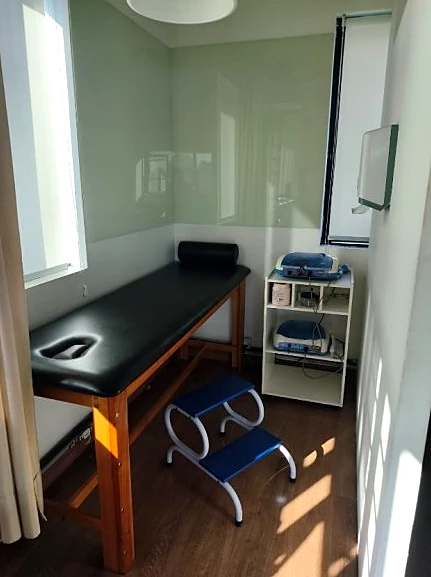 Sala de fisioterapia da MOV UP, com maca de atendimento e aparelhos de eletroterapia