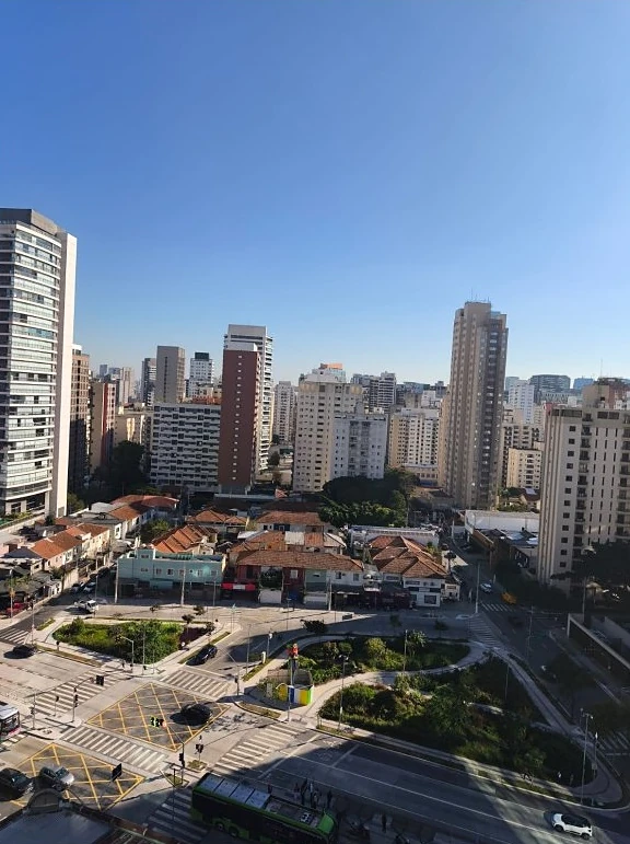 Vista das janelas do estúdio MOV UP para os prédios e a praça de Vila Nova Conceição